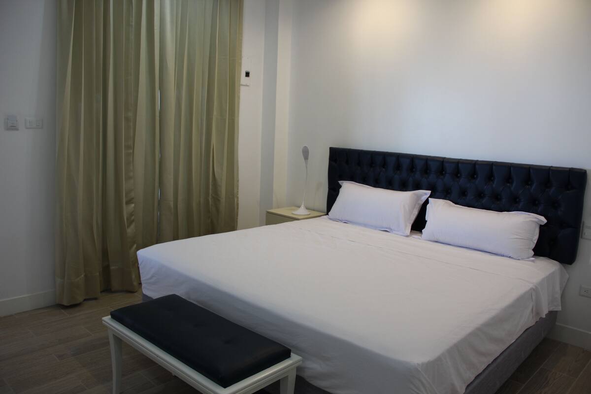 Double Room, 1 Queen Bed | In-room safe, desk, soundproofing, free WiFi