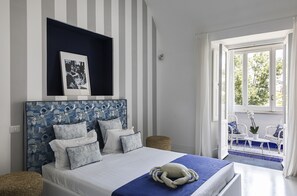 Minibar, escritorio y tabla de planchar con plancha 