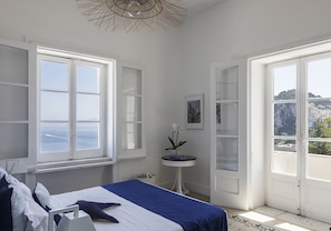 Deluxe Room | Minibar, desk, iron/ironing board