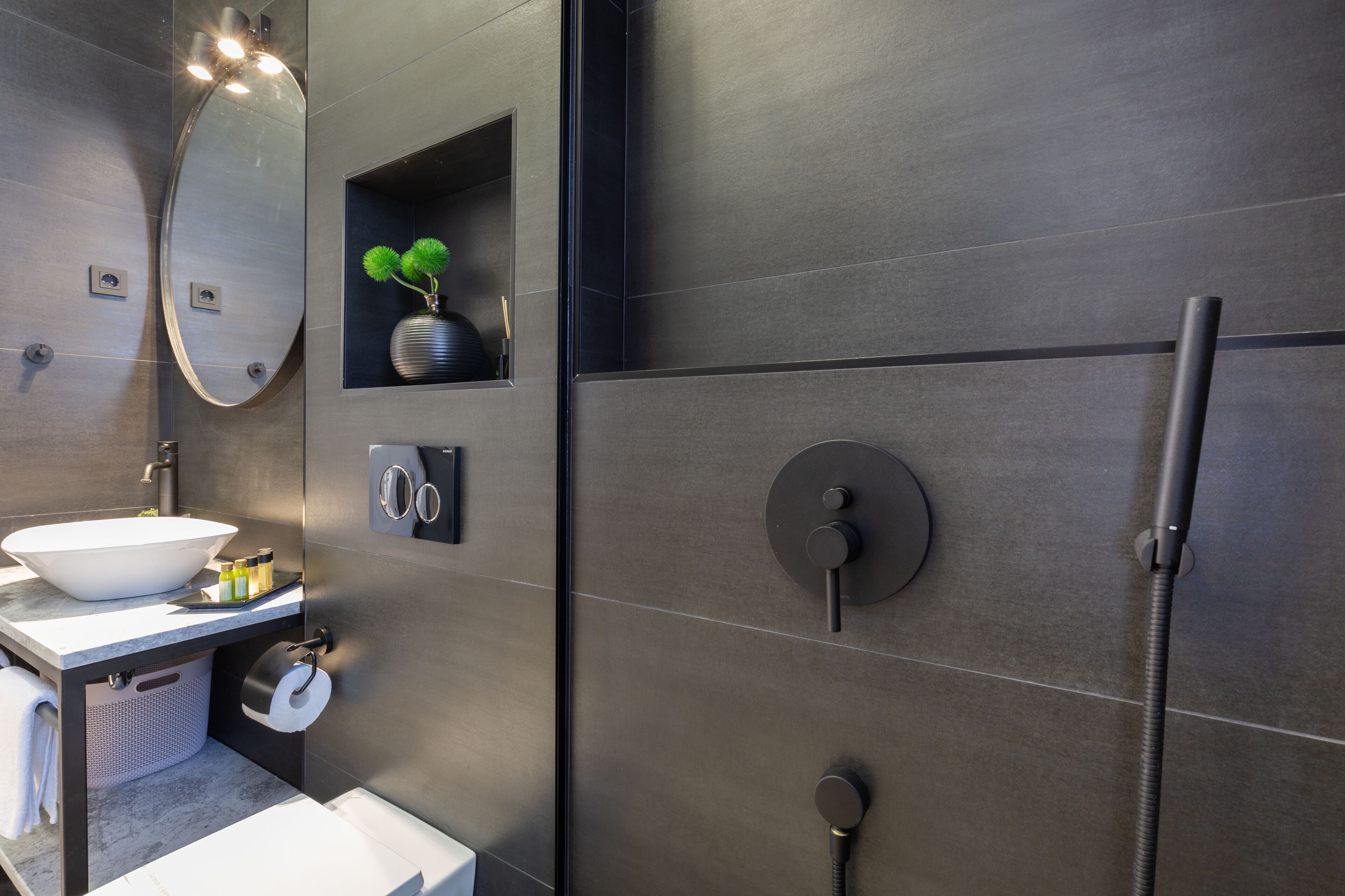 Deluxe Studio Suite | Bathroom | Free toiletries, hair dryer, slippers, towels
