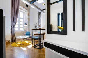 Deluxe Apartment (1) | Living area | Flat-screen TV