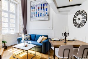 In-room safe, desk, laptop workspace, soundproofing - DeZign Apartments (Zadar)