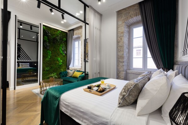 Deluxe Studio Suite | In-room safe, desk, laptop workspace, soundproofing - DeZign Apartments (Zadar)