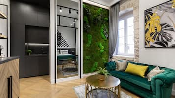 Deluxe Studio Suite | Living room | Flat-screen TV