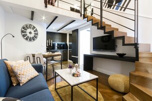 Deluxe Apartment (2) | Living area | Flat-screen TV