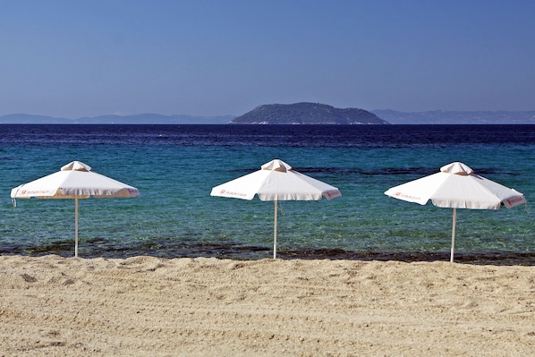 On the beach, sun-loungers, beach umbrellas - Ta 2 Pefka (Sithonia)