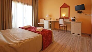 Desk, free cots/infant beds, free WiFi