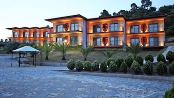 Fachada da propriedade à noite