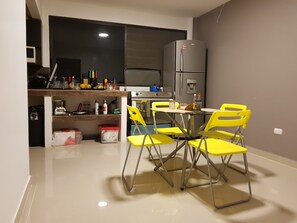 Breakfast (USD 7.50 per person)