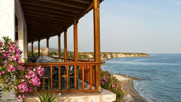 A wooden deck with a view of the ocean and cliffs. - Paradisos (Sfakia)