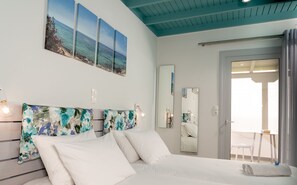 أغطية فراش متميزة وأسرّة بطبقة علوية مريحة وخزنة داخل الغرفة