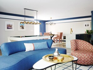 Suite presidencial, 1 cama King size, cocina | Área de sala de estar | Televisión de pantalla plana y películas con cargo 