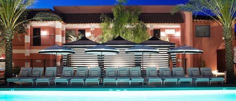 حمّام سباحة خارجي، مقاعد للتشمس