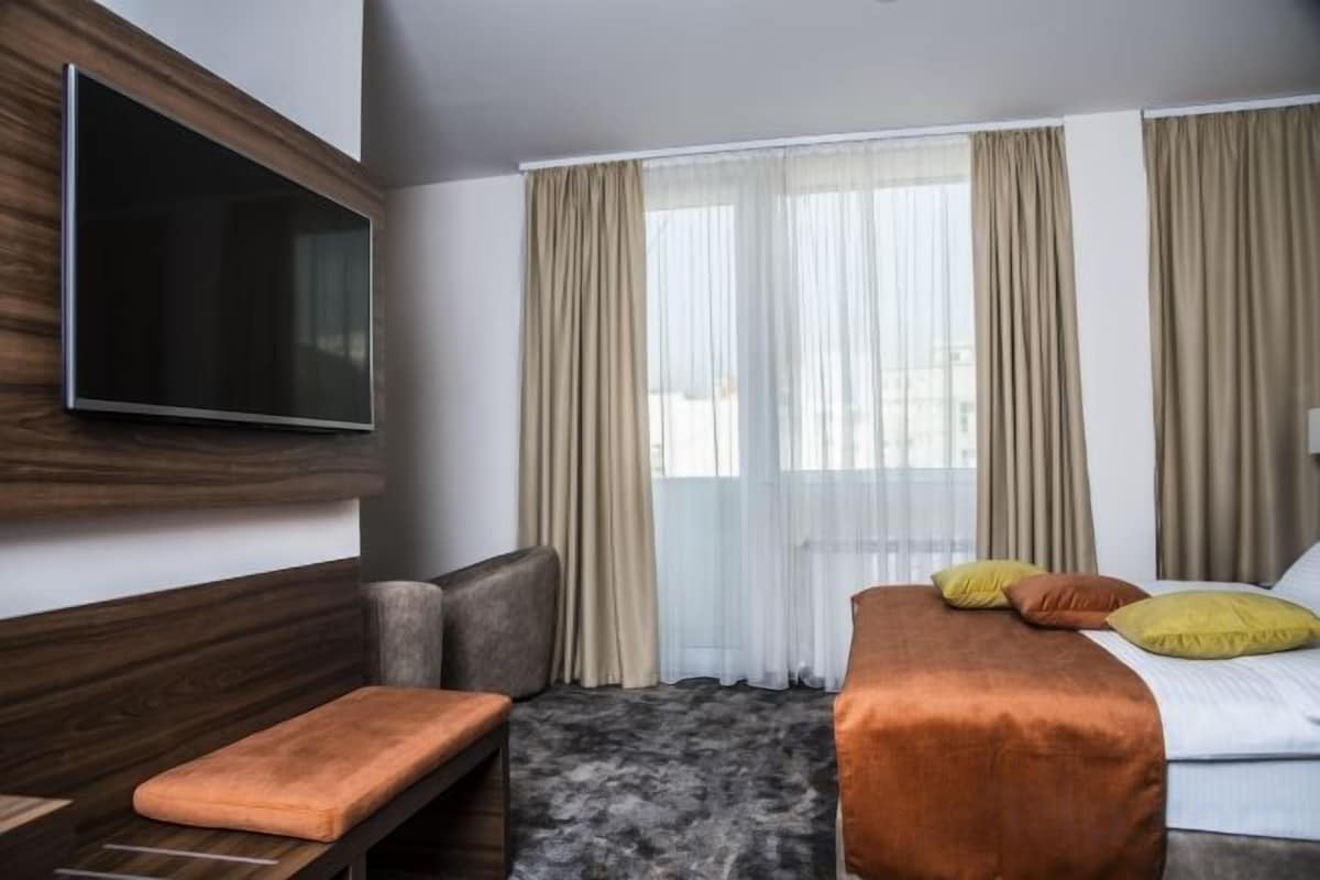 Egyptian cotton sheets, premium bedding, pillow-top beds, minibar