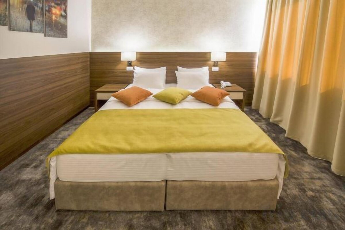 Egyptian cotton sheets, premium bedding, pillowtop beds, minibar