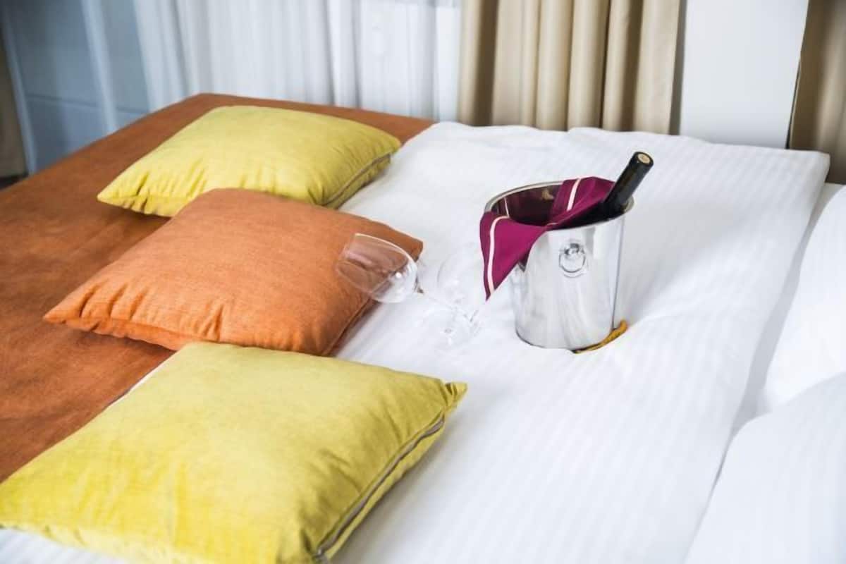 Egyptian cotton sheets, premium bedding, pillow-top beds, minibar