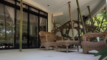 Superior Room King Size Bed with Terrace and Jungle View | Terraza o patio