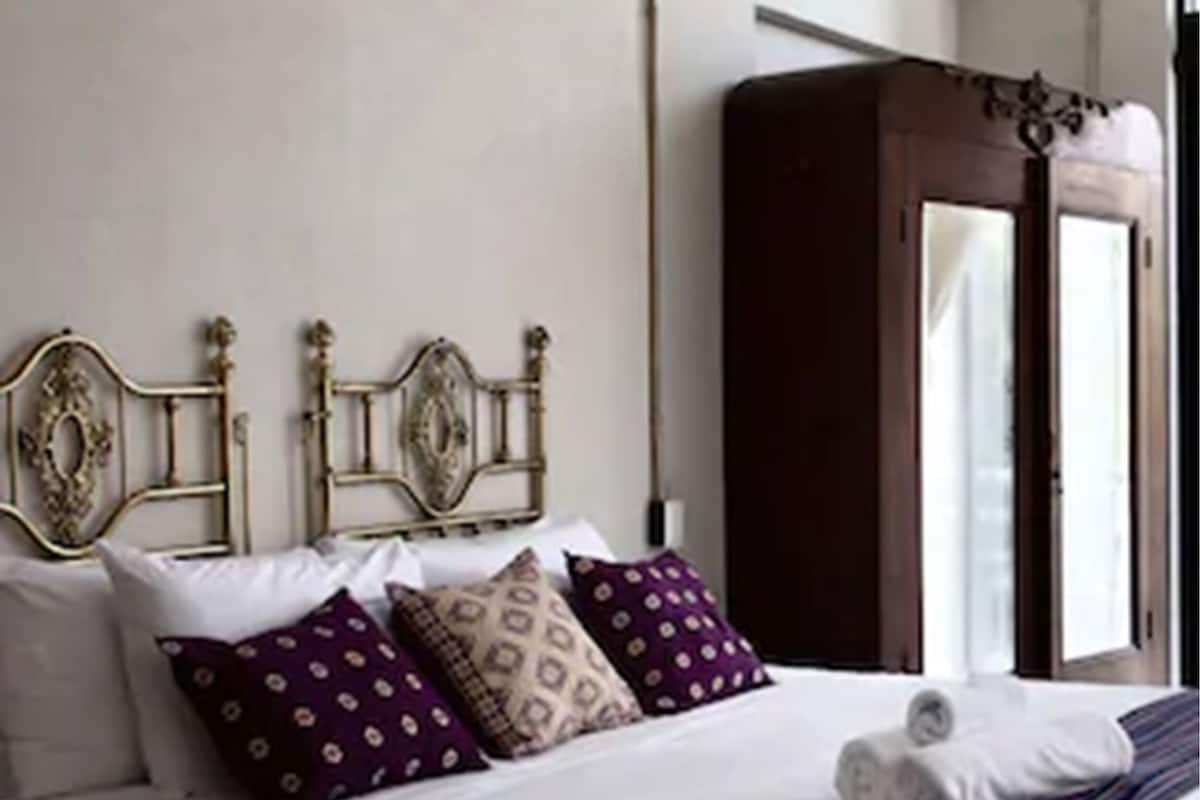 Superior Room King Bed | Luxe beddengoed, individueel gedecoreerd, individueel gemeubileerd