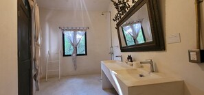 Deluxe Room King Bed with Terrace | Kamar mandi | Shower, perlengkapan mandi gratis,  dan handuk