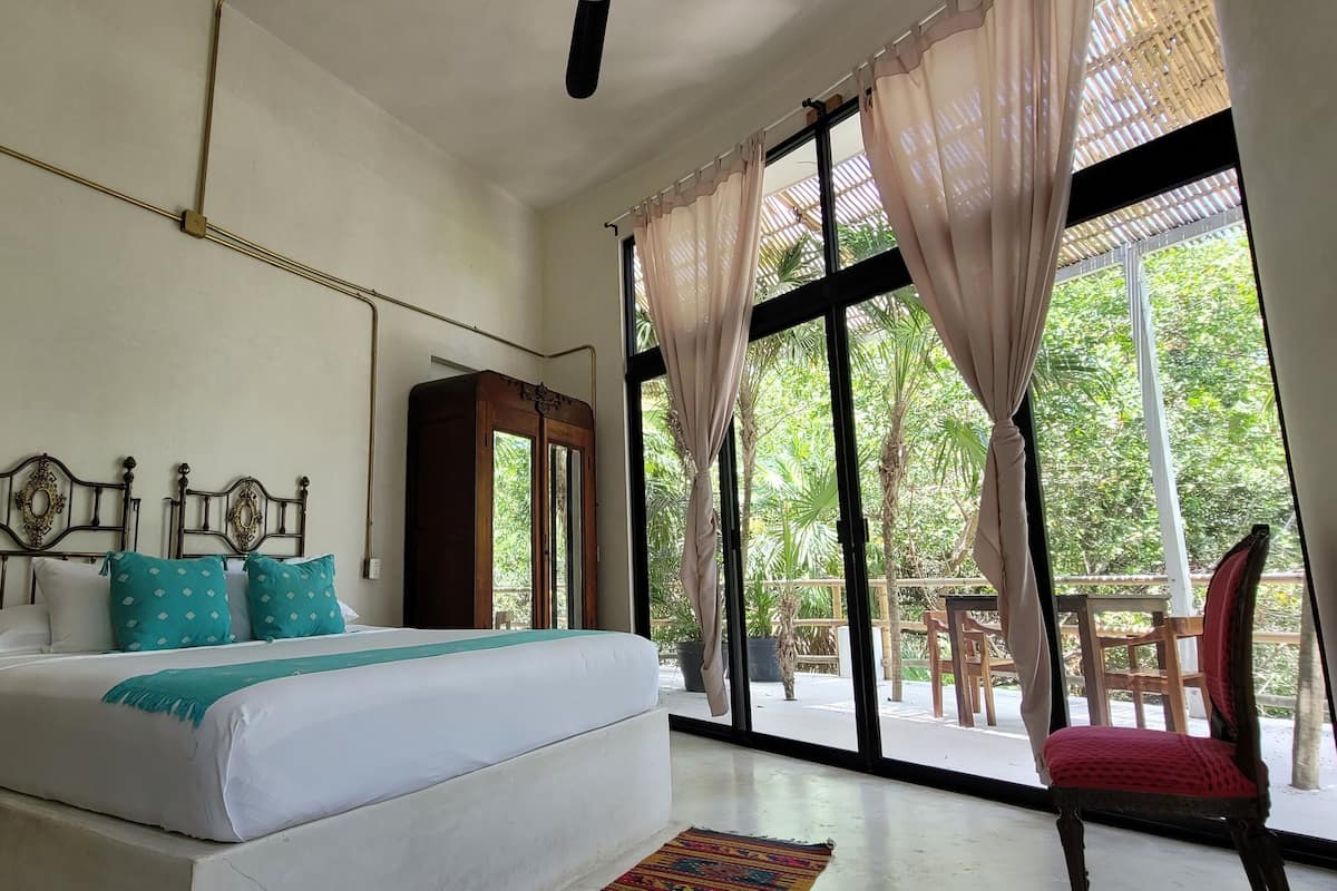Deluxe Room King Bed with Terrace | Luxe beddengoed, individueel gedecoreerd, individueel gemeubileerd