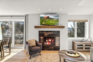 Televisión y chimenea 