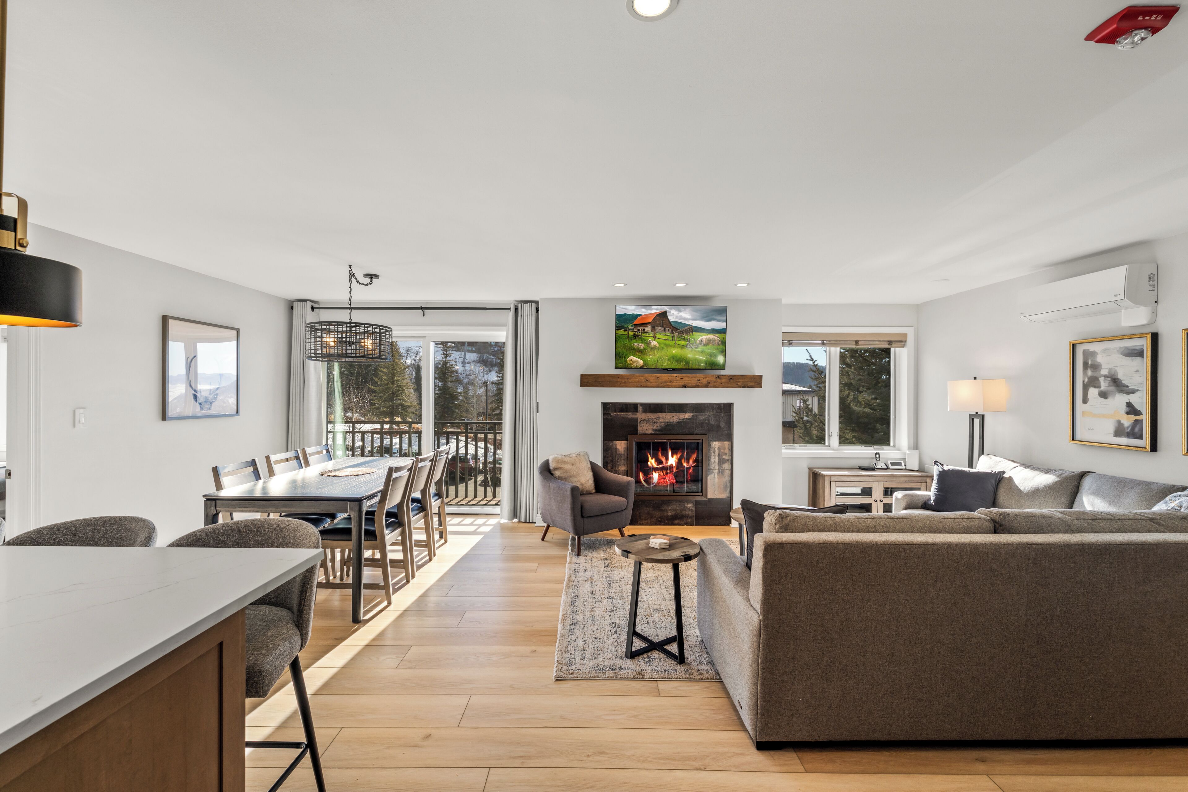 Télévision, cheminée