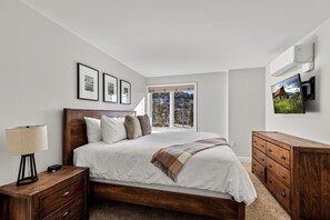 2 bedrooms, iron/ironing board, free WiFi, bed sheets - Bear Claw 207 Premium On Mountain Condo With Ski-In/Ski-Out Access! (Steamboat Springs)