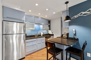 Fridge, microwave, oven, stovetop - Bear Claw 207 Premium On Mountain Condo With Ski-In/Ski-Out Access! (Steamboat Springs)