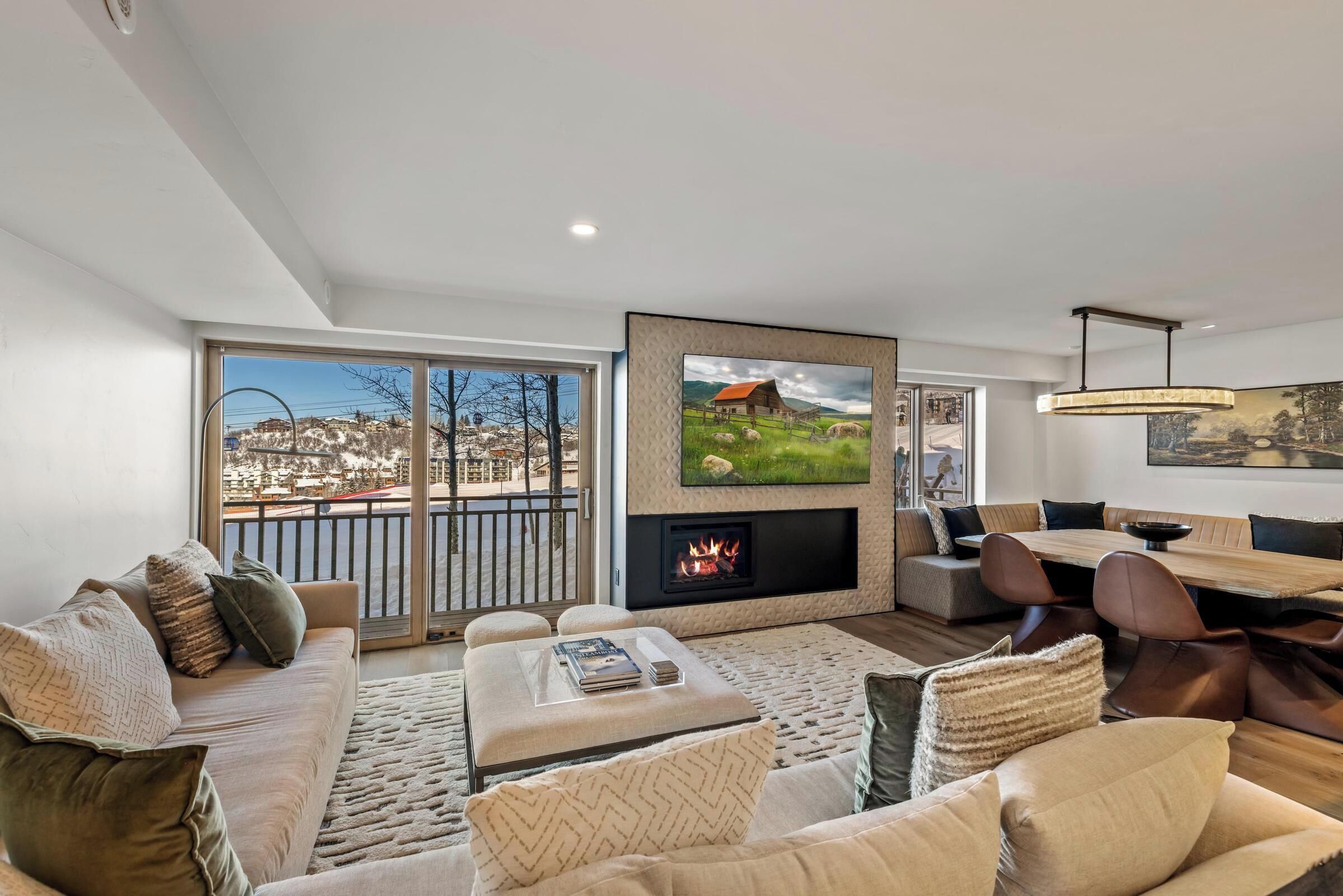 Una televisión, una chimenea