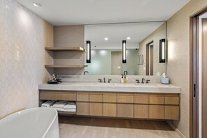 Bañera con ducha, secador de pelo, toallas