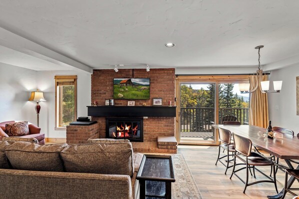 TV, fireplace