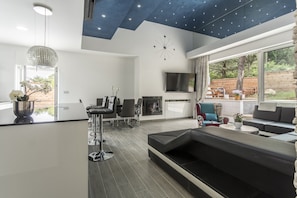 Exclusieve villa, privézwembad | Woonruimte | Een 40-inch flatscreentelevisie met kabelzenders en smart-tv