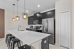 Fridge, microwave, oven, stovetop - 4 Bedrooms / 3 Bathrooms / Storey Lake (4829 RC) (Kissimmee)