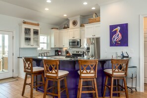 Fridge, microwave, oven, stovetop - Purple Pelican | Shell-ebration Time, book NYE stay today (Dauphin Island)