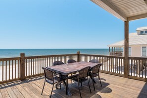 屋外ダイニングエリア