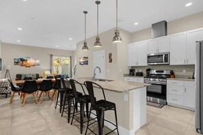 Fridge, microwave, oven, stovetop - 4 Bedrooms / 3 Bathrooms / Summerville (2612 SS) (Kissimmee)