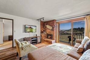 Een televisie en een open haard