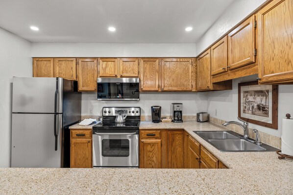 Kühlschrank, Mikrowelle, Ofen, Herdplatte