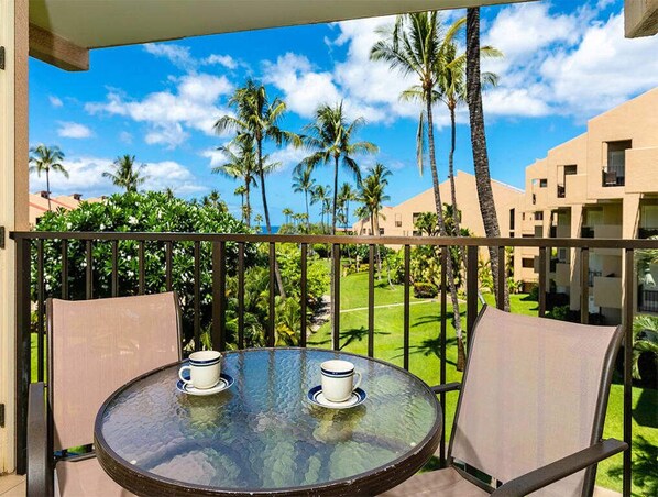 Outdoor dining - Easy-Going Style w/Lanai, Kitchen Ease, WiFi, Washer/Dryer–Kamaole Sands 5314 (KIHEI)