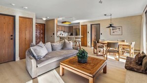 Una sala de estar moderna con un sofá, una mesa de centro y un comedor.