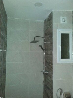 Apartamento Confort, 2 habitaciones, cocina | Baño | Bañera y ducha independientes, bidé y toallas