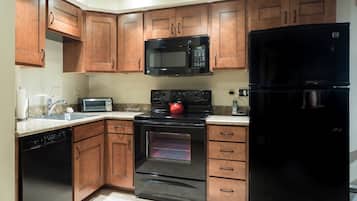 Kjøleskap, mikrobølgeovn, ovn og kokeplater