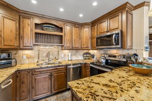 Fridge, microwave, oven, stovetop - Bear Claw 413 Premium On Mountain Condo With Ski-In/Ski-Out Access! (Steamboat Springs)