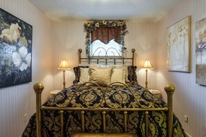 2 dormitorios, tabla de planchar con plancha, ropa de cama