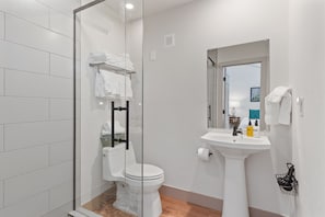 Combined shower/bathtub, hair dryer, towels