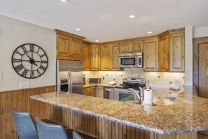 Frigorífic, microones, forn i placa de cuina 