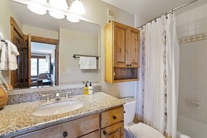 Combined shower/bathtub, hair dryer, towels - Bear Claw 409 Premium On Mountain Condo With Ski-In/Ski-Out Access! (Steamboat Springs)