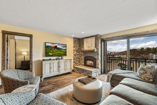TV, fireplace - Bear Claw 308 Exceptional On Mountain Condo With Ski-In/Ski-Out Access! (Steamboat Springs)