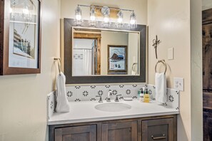 Combined shower/bathtub, hair dryer, towels - Bear Claw 308 Exceptional On Mountain Condo With Ski-In/Ski-Out Access! (Steamboat Springs)