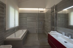 Ensemble baignoire-douche, séchoir à cheveux, bidet, serviettes fournies